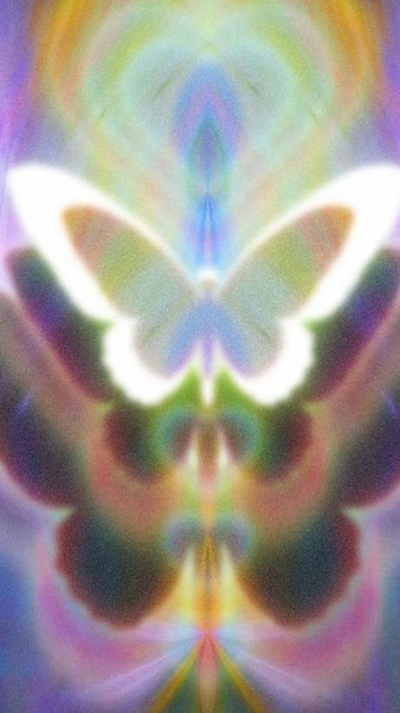 Mariposa de luz sobre un fondo de colores iridiscentes